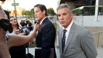 Jonathan Todd Schwartz junto a su abogado (AP)