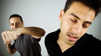 Cuando una mujer quiere denunciar a su compañera, en la comisaría lo caratulan como “riña”. Con las parejas de hombres el concepto es: “si sos varón, tenés que saber defenderte”.