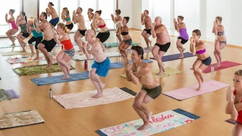 El Bikram Yoga se practica