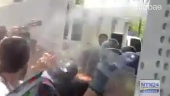 Así rocía con gas pimienta