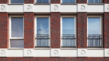Un edificio incorporó emojis a su fachada
