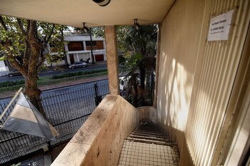 La entrada lateral por donde