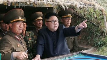 El dictador de Corea del Norte durante su visita al frente con Corea del Sur (Reuters, vía KRT)