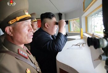 EL dictador Kim Jong-un observa
