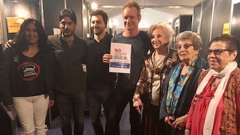 Tras el show, Sting se sacó una foto junto con Estela de Carlotto y otros representantes de Abuelas y de H.I.J.O.S. De esta manera, se reencontraron tras aquel concierto organizado por Amnesty en octubre de 1988 en el estado Monumental de Núñez