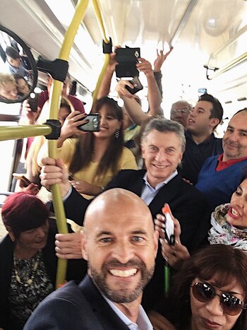Selfie en el colectivo: Dietrich se fotografió junto al Presidente