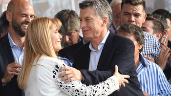 Mauricio Macri saluda a Verónica