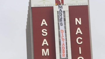 Un grupo de diputados opositores colgó la pancarta contra Maduro