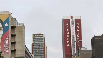 El cartel fue puesto en la sede administrativa del Palacio Legislativo