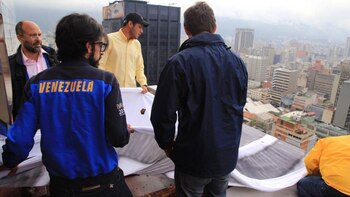 “Los invitamos a todos los venezolanos a que vean desde distintas zonas del centro de Caracas la pancarta que en este momento estamos colgando”, comentó Pizarro