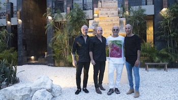 Diego y Norberto Jansenson junto a Zeta Bosio y Gaby Álvarez, juntos frente a la increíble fachada del complejo. Encantados con la visita del músico argentino a su hotel