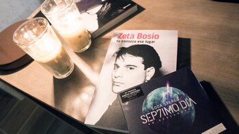 Como obsequio para los anfitriones, Zeta llevó sus creaciones para que puedan disfrutarlos. El CD exclusivo del show y su libro inspirado en la banda con relatos emocionantes y anécdotas que no se encuentran en otras obras