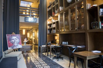 Detalles únicos en las piezas de diseño de Arthouse; pinturas, esculturas y muebles se exhiben orgullosos entre los pasillos y lugares comunes del resort