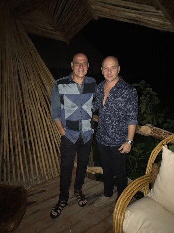 Zeta Bosio junto a Diego Jansenson disfrutaron de una noche inolvidable en Tulum: una cena organizada especialmente para él y su familia junto al PR Gaby Álvarez. Ambos con looks relajados de camisas estampadas y pantalones oscuros, compartieron una velada llena de anécdotas de la banda