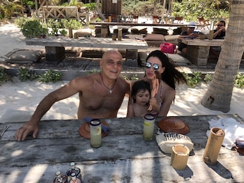 Junto a su bella mujer Estefanía y su pequeña hija Anastasia, apodada la ‘baby rocker’, disfrutaron la estadía en el lujoso hotel Arthouse, del desarrollador argentino Diego Jansenson. Fueron 6 días de descanso para el astro bajista de Soda Stéreo