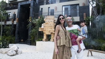 Junto a la pequeña Anastasia en el increíble proyecto de Diego Jansenson que está en pleno desarrollo de expansión con diseño único y moderno de la zona residencial más exclusiva de Tulum
