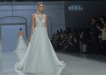 Tules, bordado y encaje, tendencia en la pasarela de Rosa Clará en Barcelona Fashion Week (Photo by Robert Marquardt/Getty Images)