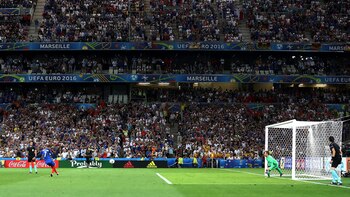 Según un estudio, el equipo que abre la ronda de penales tiene más chances de ganar (Getty Images)