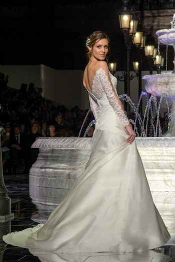 Pronovias en pasarela rodeada por una enorme fuente acompañando a los románticos vestidos de novia. De seda, encaje y escote, uno de los diseños más pedidos por sus clientas(Photo by Robert Marquardt/Getty Images)