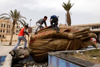 Niños juegan sobre la estatua