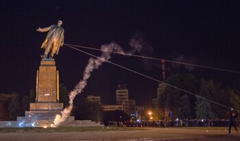 Manifestantes derribaron una estatua del