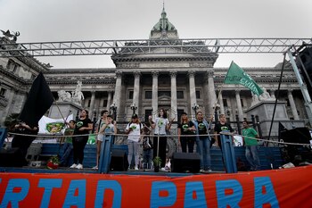 Valeria Salech, junto a otras