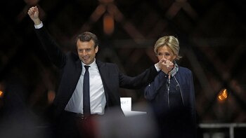 Macron junto a su esposa,
