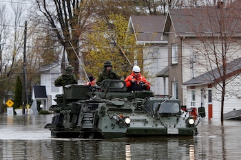 Soldados canadienses inspeccionan un barrio