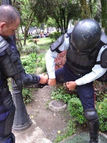 Un policía venezolano golpeado por
