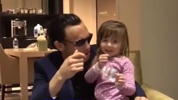 Julio César Chávez junto a