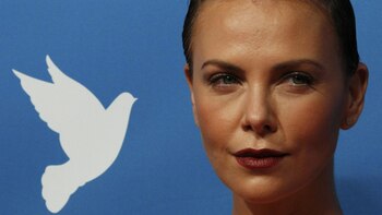 Charlize Theron en la alfombra