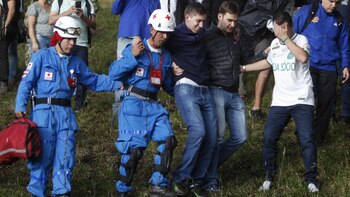 Jackson Follman es ayudado para