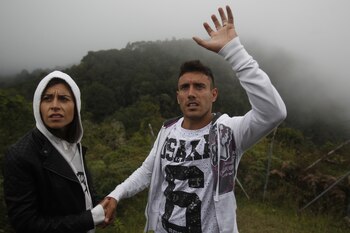 Alan Ruschel (d) y su