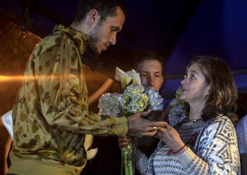 Helio Neto recibe un ramo