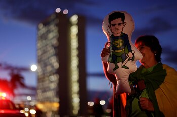 Una mujer sostiene una figura