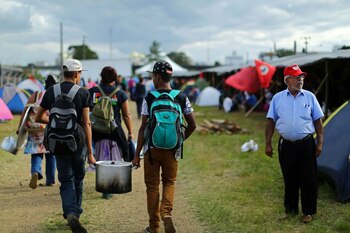 Decenas de autobuses con militantes de diferentes partes de Brasil se han desplazado en los últimos días hasta Curitiba, capital del estado de Paraná, para seguir de cerca la declaración de Lula (AFP)