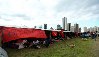 Ya entrada la noche caminaron hasta la catedral de la ciudad para realizar una vigilia en defensa de la democracia y de los derechos de los trabajadores, a los que Lula se dirige constantemente en sus discursos (AFP)