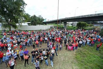 Acamparon en una amplia explanada de esta rica ciudad del sur de Brasil para mostrar su apoyo al líder del PT, imputado en cinco causas penales (AFP)