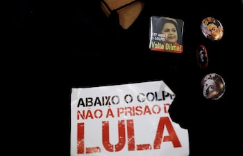 Otra seguidora con carteles y prendedores de apoyo a Lula y Dilma Rousseff (Reuters)