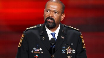 El impredecible sheriff es crítico