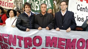 Al centro Néstor Pitrola