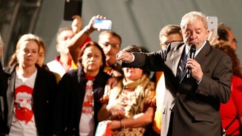 Lula habló ante una multitud al terminar su declaración ante la Justicia (Reuters)