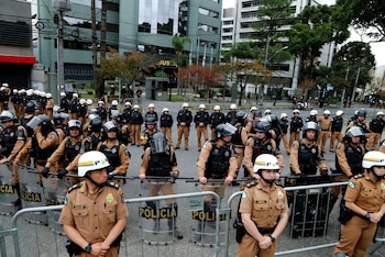 Un fuerte dispostivo de seguridad de la policía acordonó el área donde Lula se presentó ante la justicia. (REUTERS)