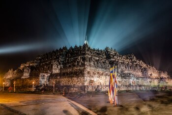 El templo de Borobudur iluminado