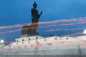 Budistas cargan velas alrededor de