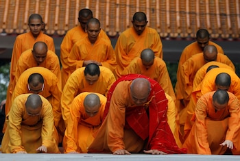 Monjes budistas postrados en un