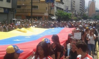 Los venezolanos marchan en homenaje