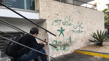 Pared lateral del céntrico hotel Habana Libre, donde Maldonado pintó su gratifis, tras la muerte de Fidel Castro