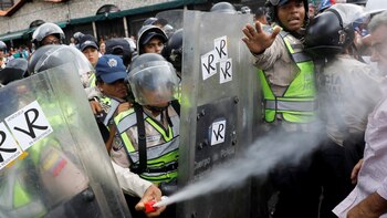 Policías antimotines venezolanos lanzaron, este