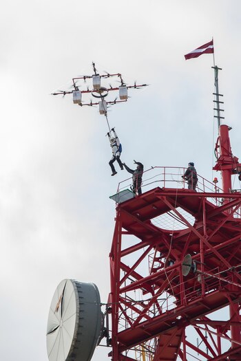El drone lo elevó desde